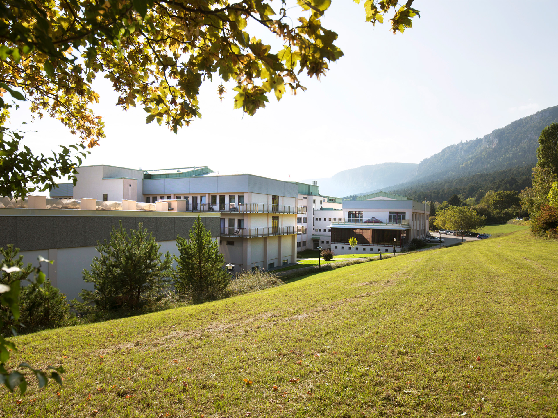 Reha-Zentrum Felbring: Hinterseite mit Landschaftsblick